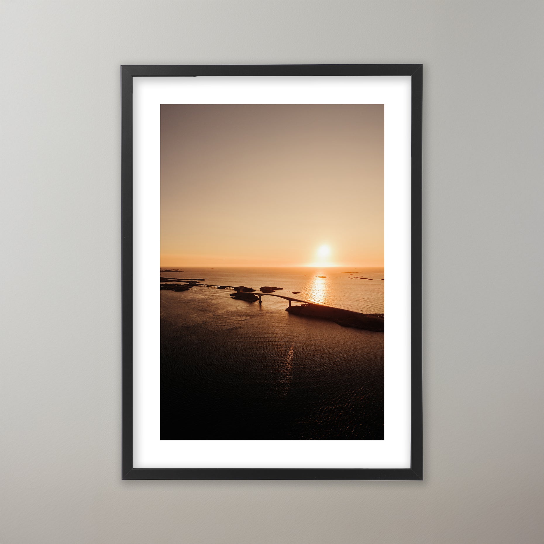 Atlanthavsvägen, Norge, framför en guldskimrig solnedgång. Poster i olika storlekar: 30x40 cm, 40x50 cm, 50x70-cm, 70x100 cm.