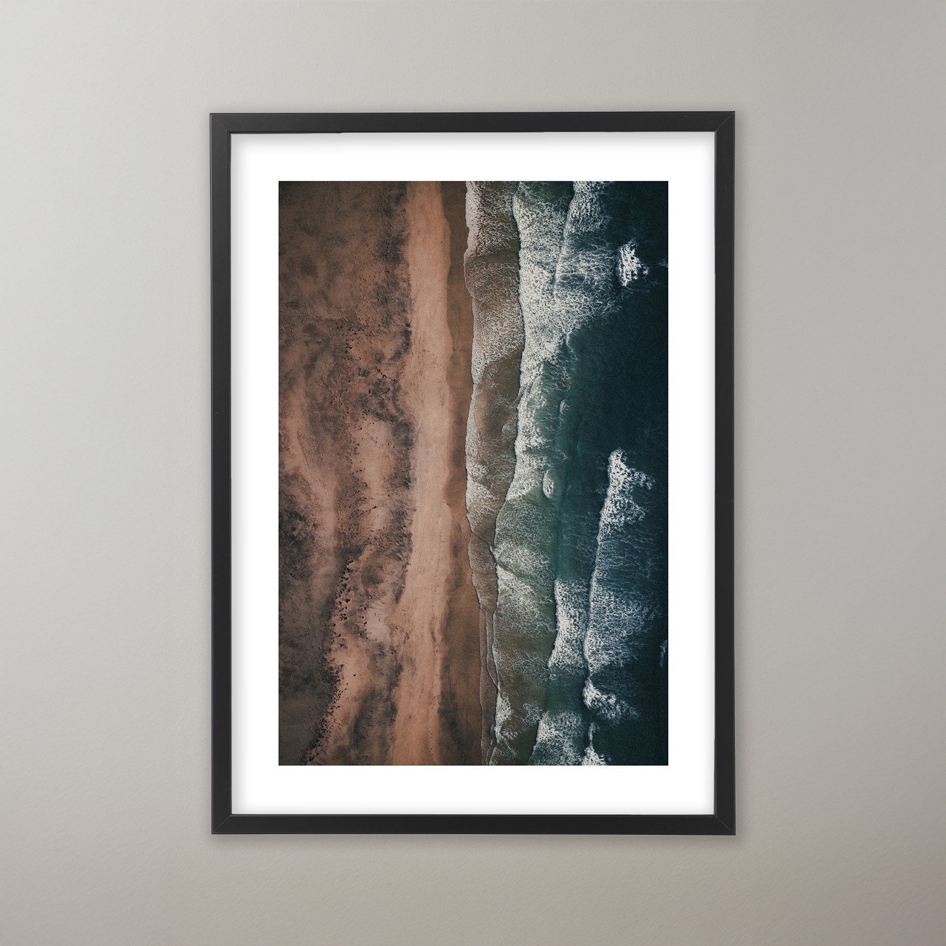 Hav möter sandstrand på Lofoten. Poster i olika storlekar: 30x40 cm, 40x50 cm, 50x70-cm, 70x100 cm.