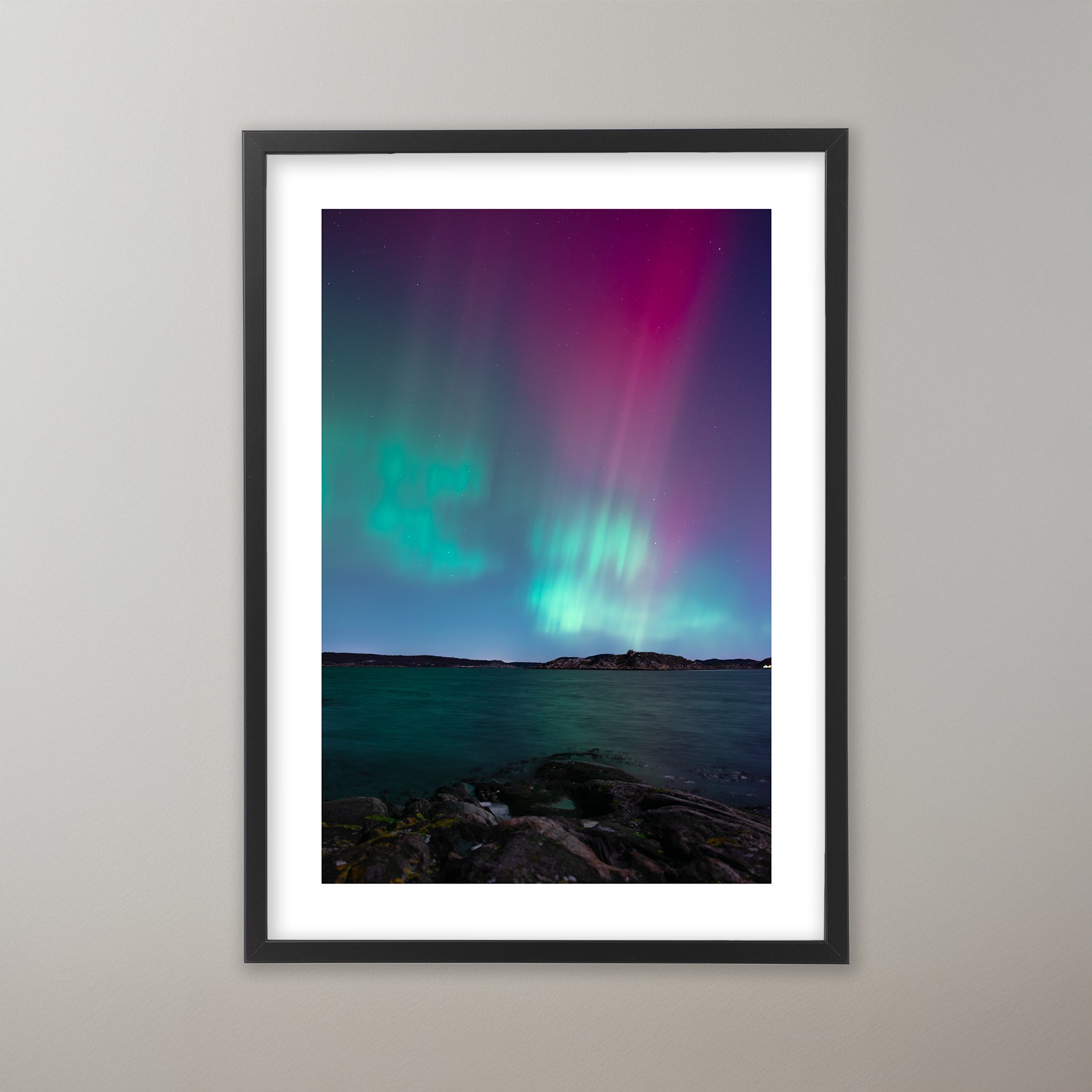 Färgglatt norrsken över havet på Västkusten. Poster i olika storlekar: 30x40 cm, 40x50 cm, 50x70-cm, 70x100 cm.