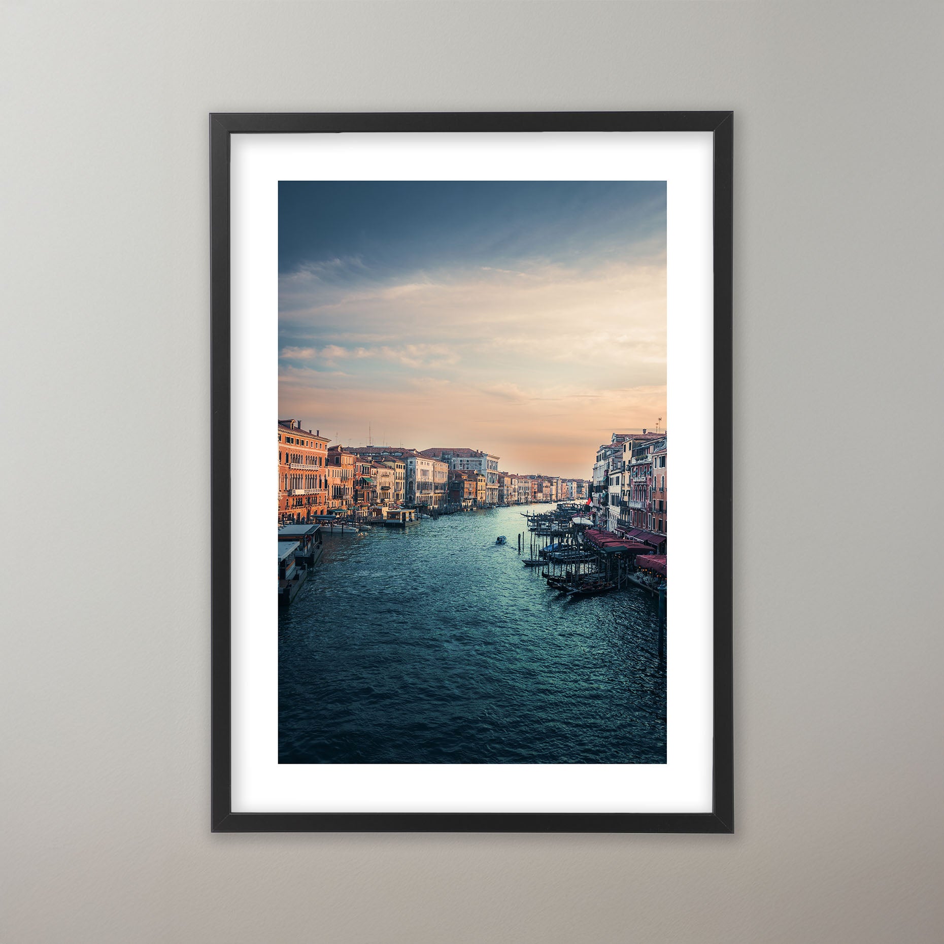 Canal Grande i Venedig vid solnedgång med historiska palats längs vattnet och gondoler som färdas på kanalen. Himlen lyser i varma orange och rosa toner. Poster i olika storlekar: 30x40 cm, 40x50 cm, 50x70-cm, 70x100 cm.