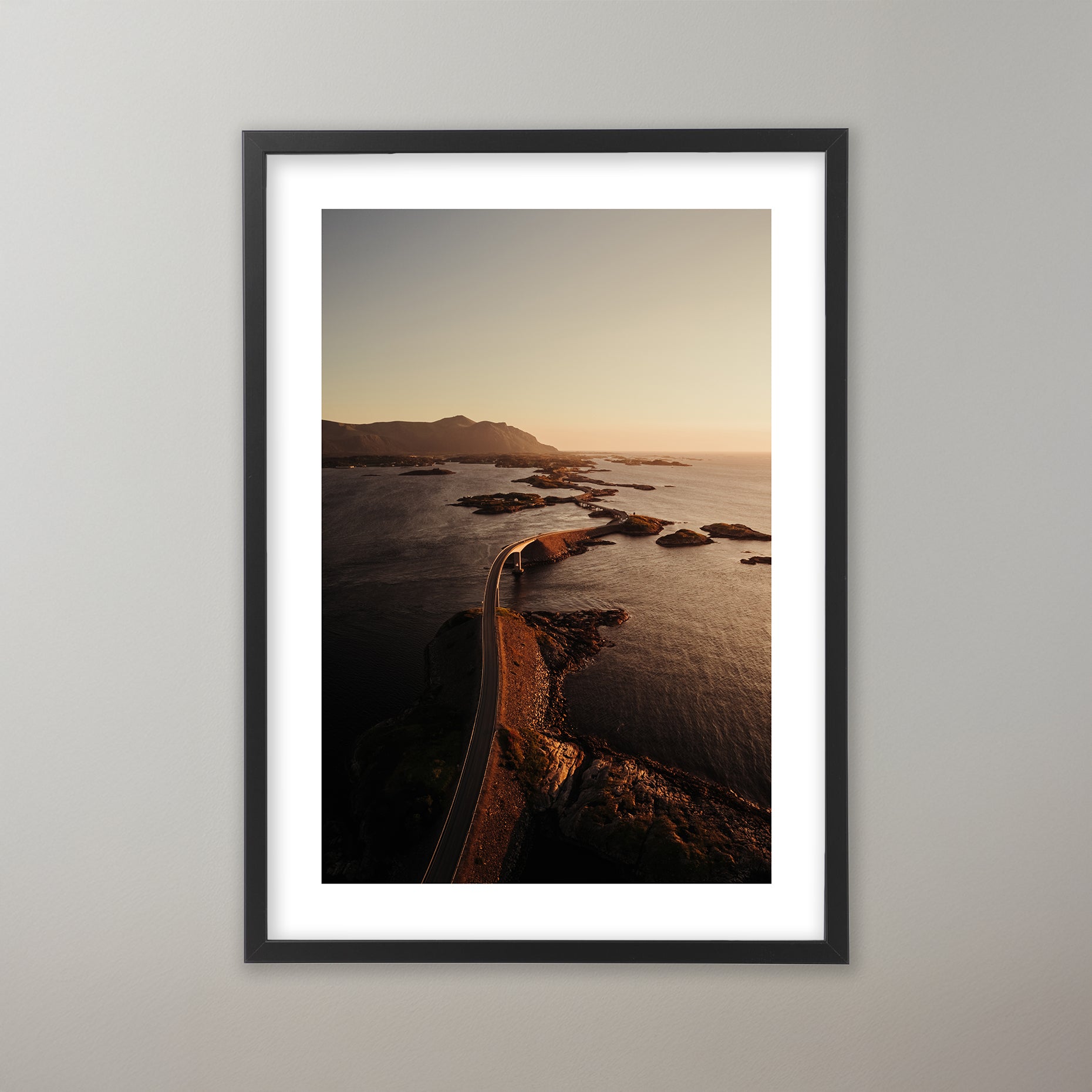 Atlanthavsvägen, Norge, slingrar sig över små öar. Poster i olika storlekar: 30x40 cm, 40x50 cm, 50x70-cm, 70x100 cm.