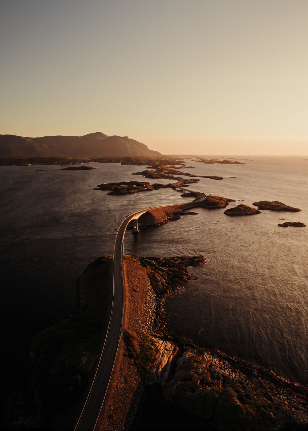 Atlanthavsvägen, Norge, slingrar sig över små öar. Poster i olika storlekar: 30x40 cm, 40x50 cm, 50x70-cm, 70x100 cm.