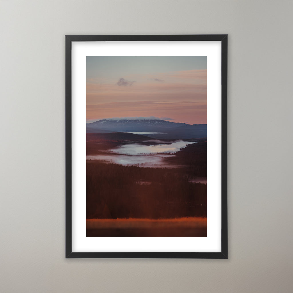 Höstlandskap med sjöar och skogar i varma färgtoner, med snötäckta berg i bakgrunden under en rosa-orange himmel.Poster i olika storlekar: 30x40 cm, 40x50 cm, 50x70-cm, 70x100 cm.
