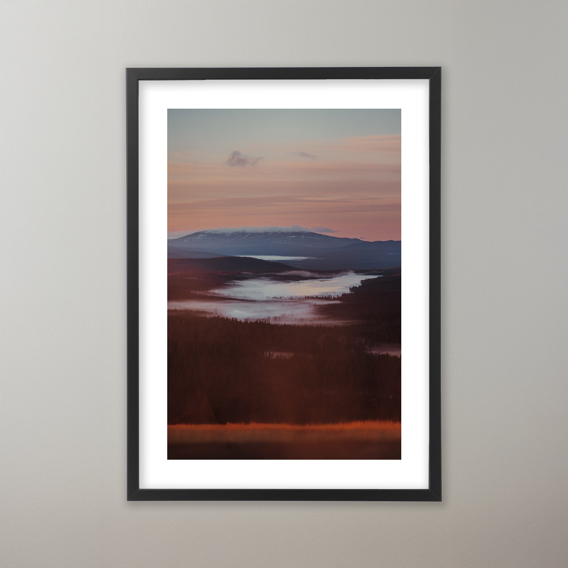 Höstlandskap med sjöar och skogar i varma färgtoner, med snötäckta berg i bakgrunden under en rosa-orange himmel.Poster i olika storlekar: 30x40 cm, 40x50 cm, 50x70-cm, 70x100 cm.