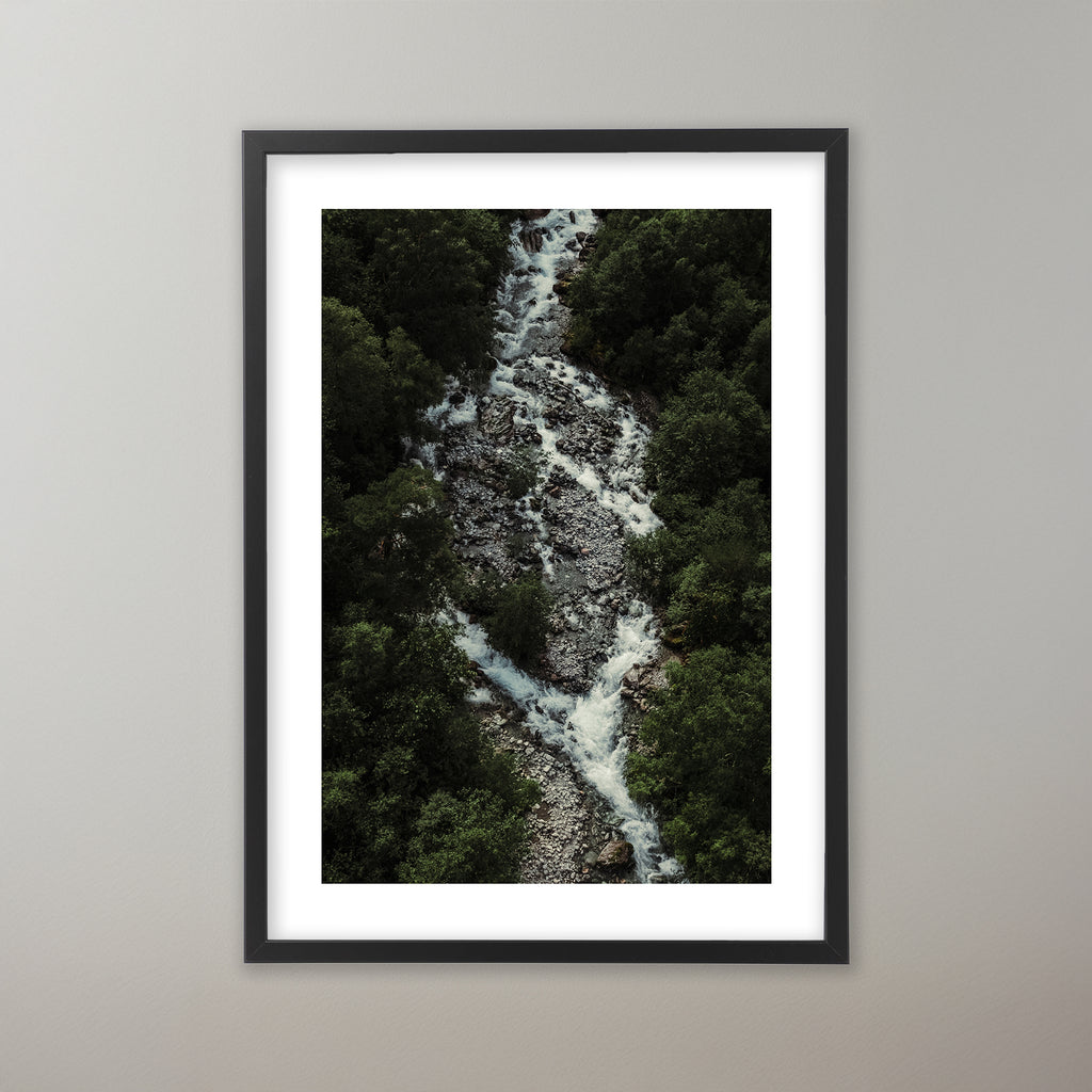 Drönarfoto av en fors genom en grönskade skog i Norge. Poster i olika storlekar: 30x40 cm, 40x50 cm, 50x70-cm, 70x100 cm.