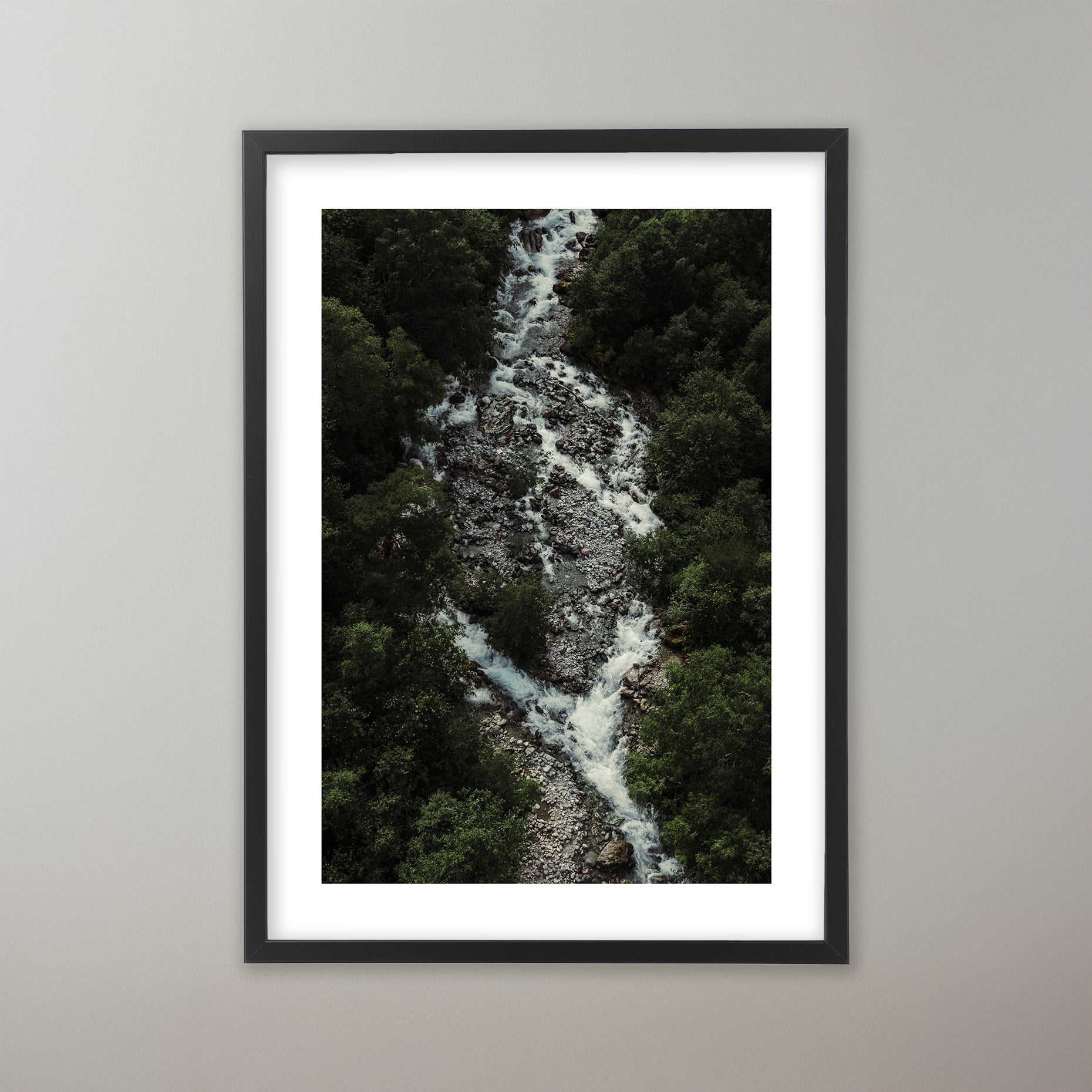 Drönarfoto av en fors genom en grönskade skog i Norge. Poster i olika storlekar: 30x40 cm, 40x50 cm, 50x70-cm, 70x100 cm.