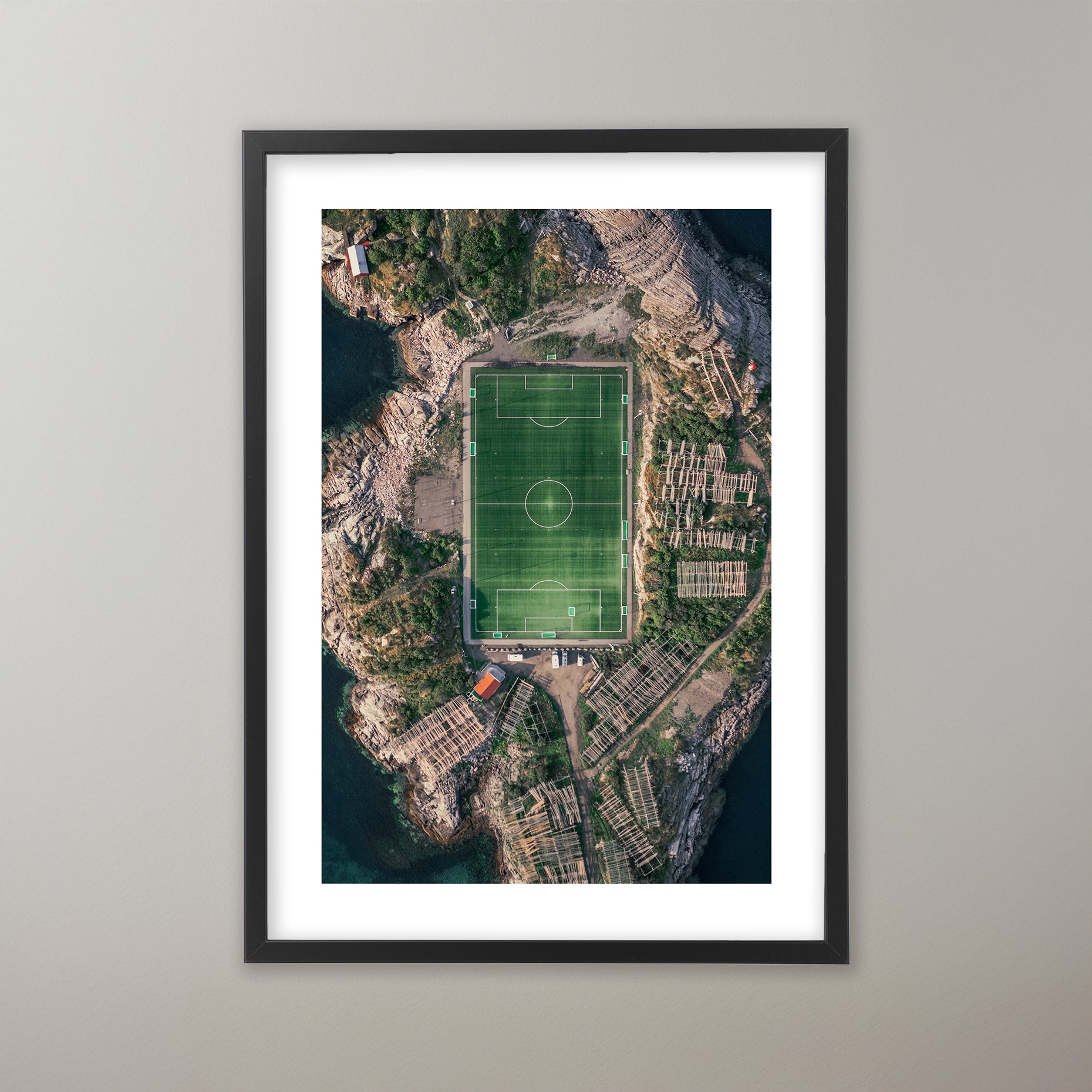 Drönarfoto över världens vackraste fotbollsplan på Haenningsvaer på Lofoten. Poster i olika storlekar: 30x40 cm, 40x50 cm, 50x70-cm, 70x100 cm.