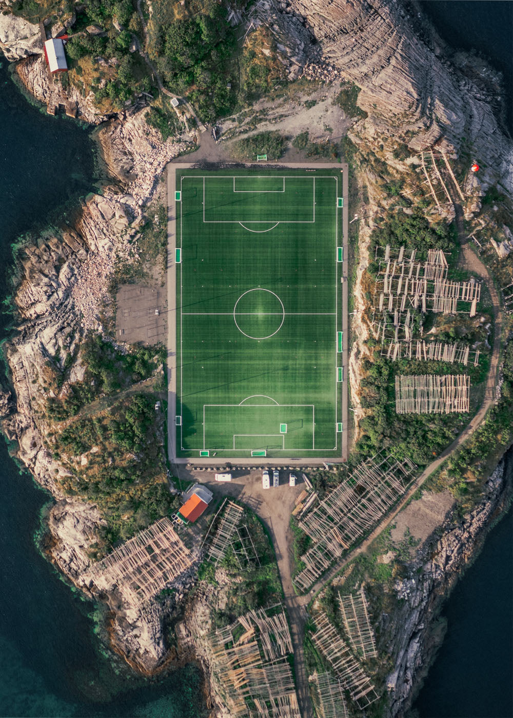 Drönarfoto över världens vackraste fotbollsplan på Haenningsvaer på Lofoten. Poster i olika storlekar: 30x40 cm, 40x50 cm, 50x70-cm, 70x100 cm.