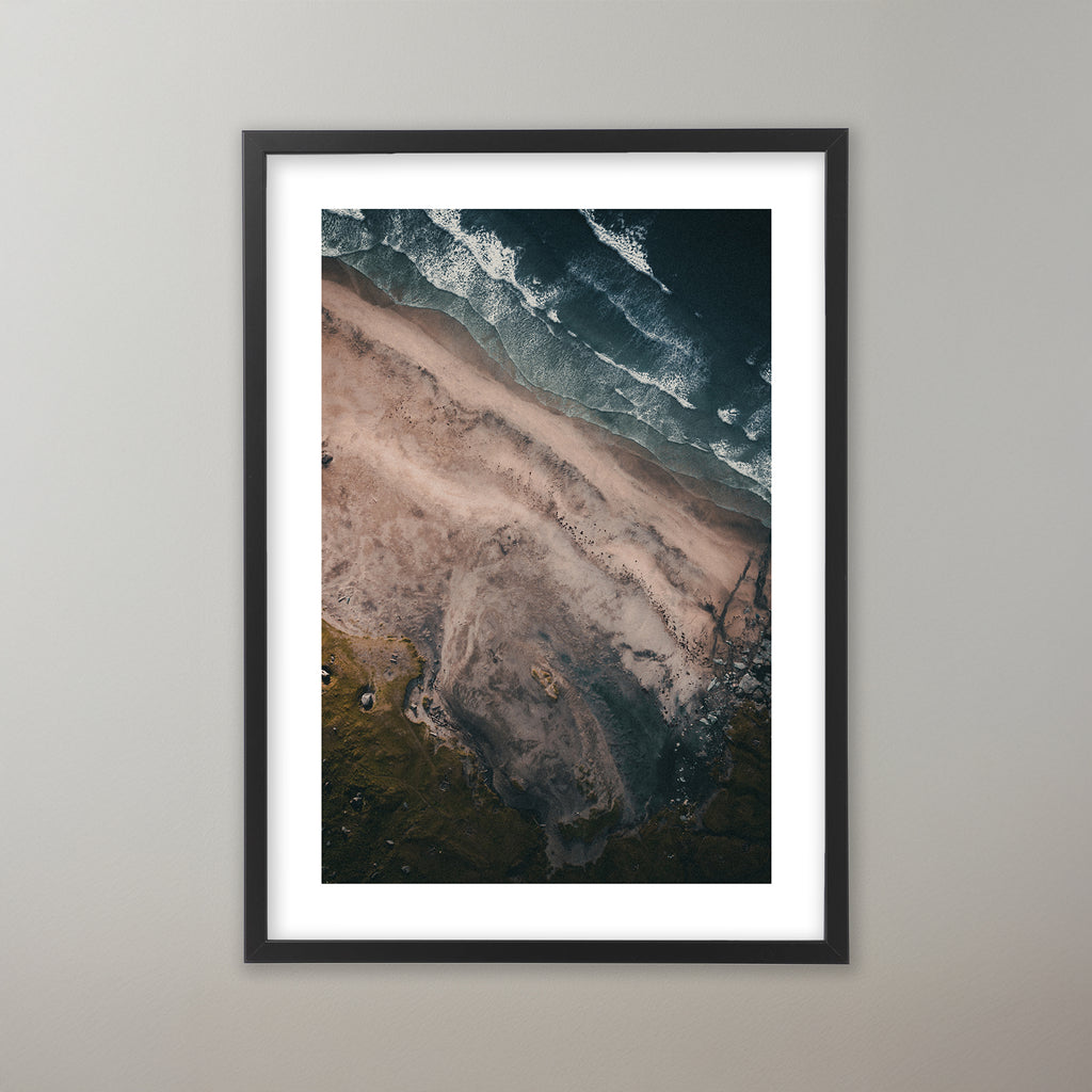 Sandstrand möter vågor från Lofotens fjord. Poster i olika storlekar: 30x40 cm, 40x50 cm, 50x70-cm, 70x100 cm.