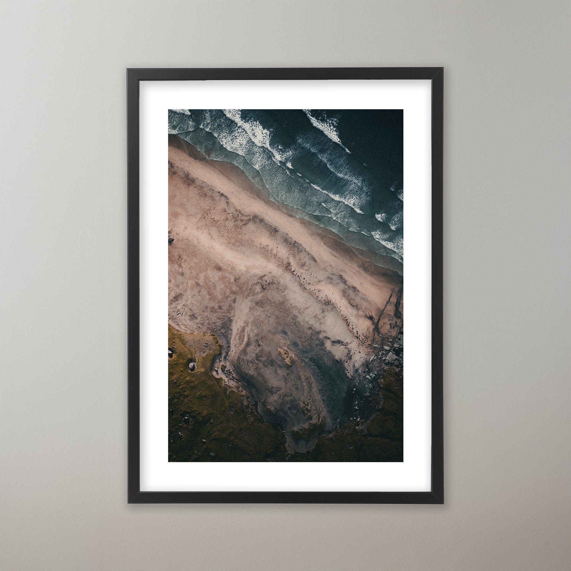 Sandstrand möter vågor från Lofotens fjord. Poster i olika storlekar: 30x40 cm, 40x50 cm, 50x70-cm, 70x100 cm.
