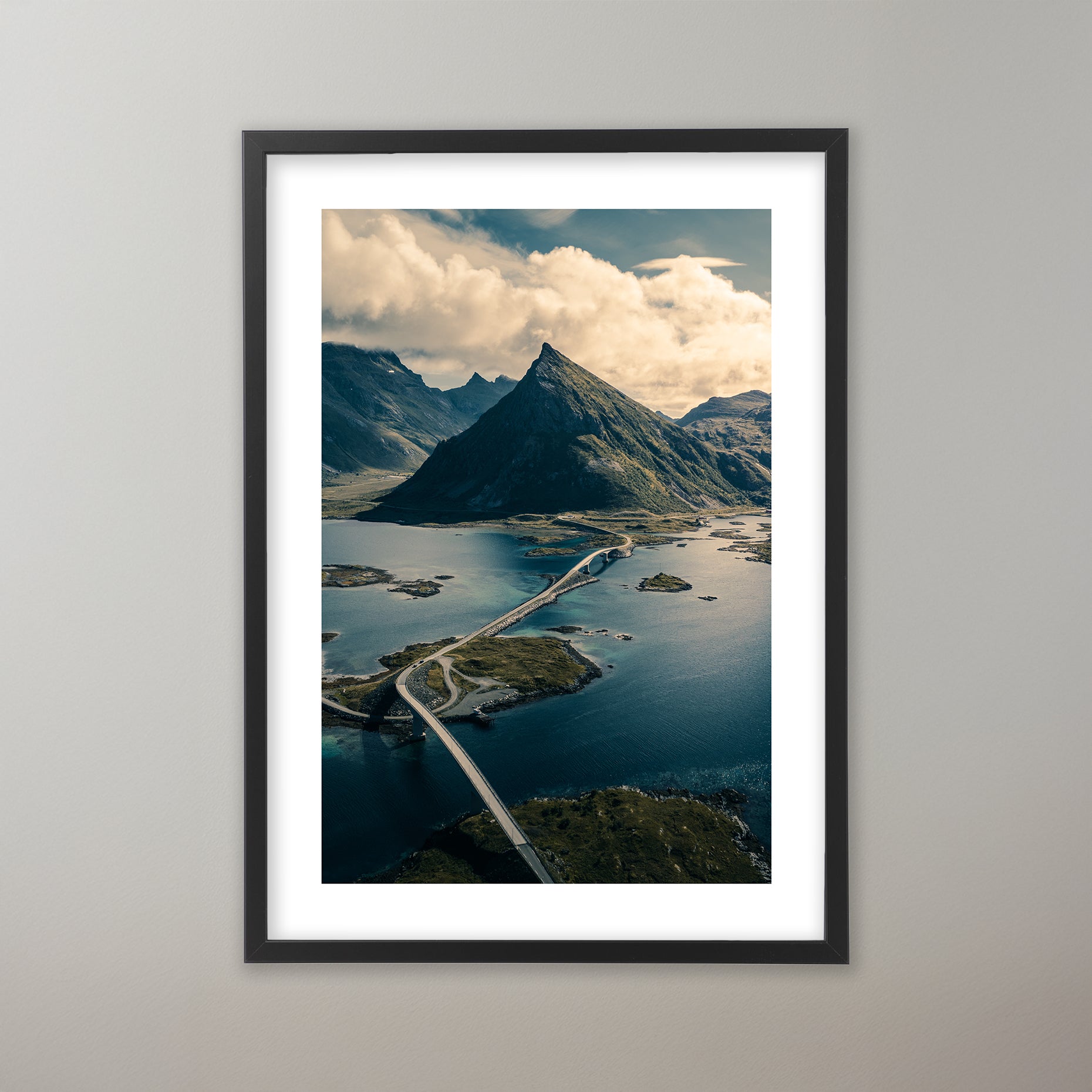 Bro över Lofotens vackra berg och öar. Poster i olika storlekar: 30x40 cm, 40x50 cm, 50x70-cm, 70x100 cm.