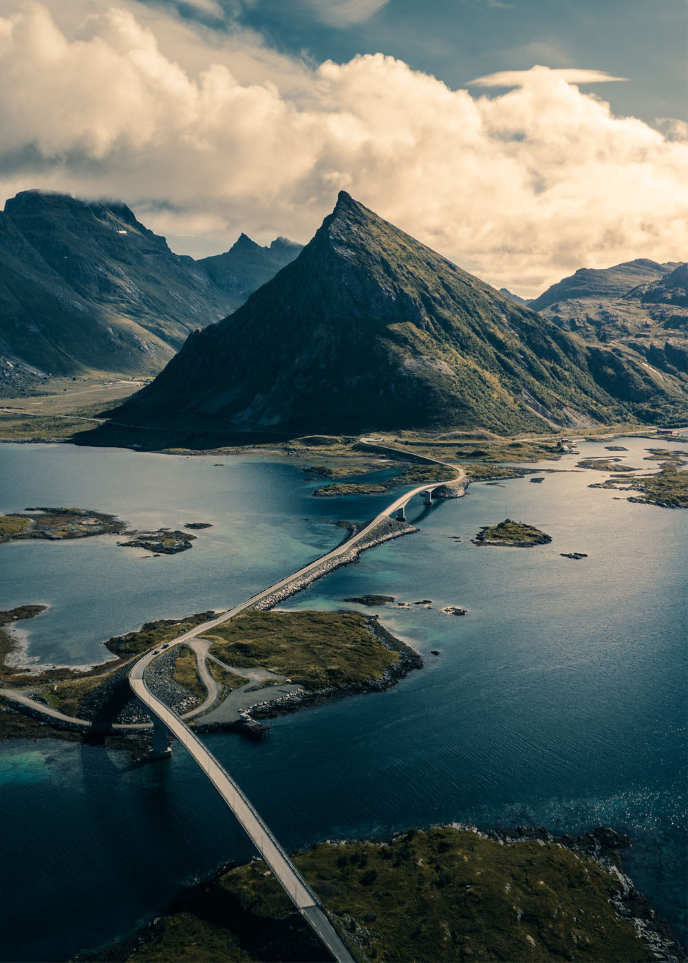 Bro över Lofotens vackra berg och öar. Poster i olika storlekar: 30x40 cm, 40x50 cm, 50x70-cm, 70x100 cm.