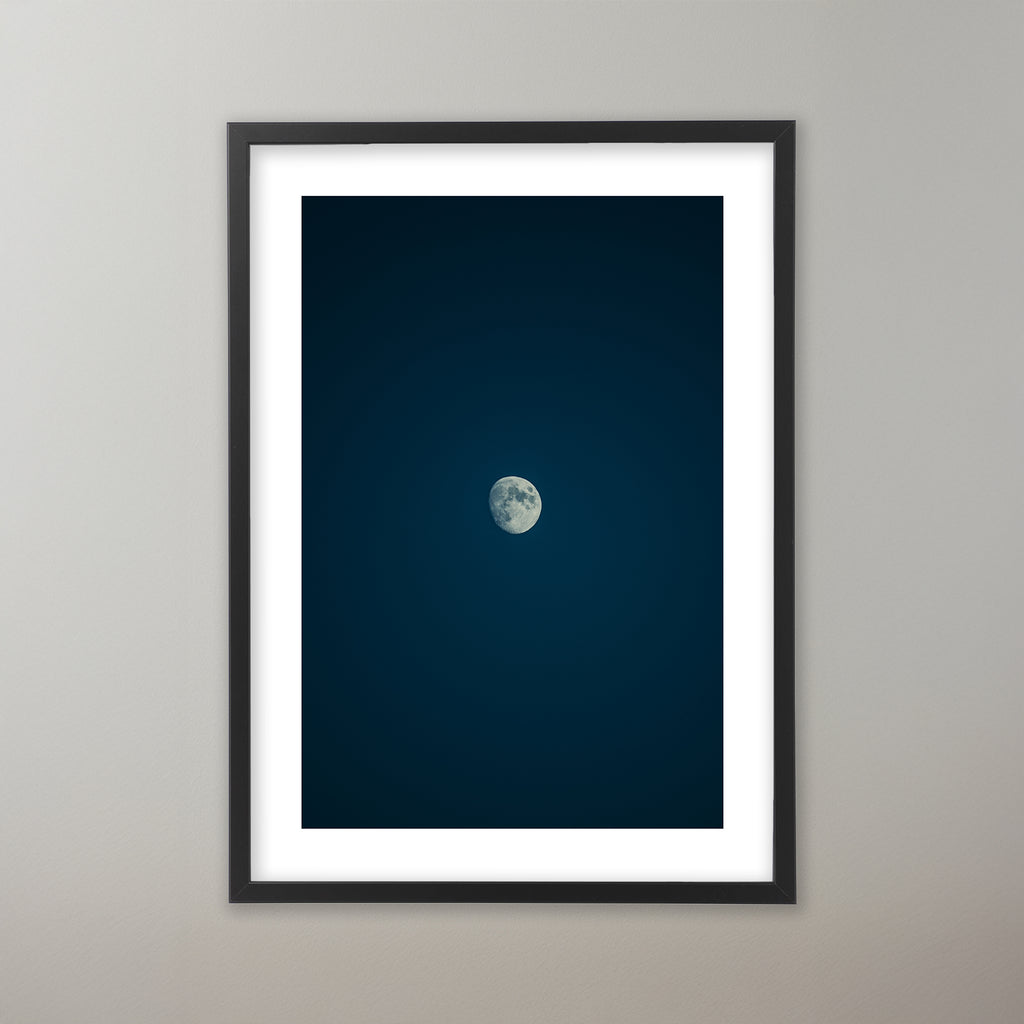 Månen på en mörkblå himmel. Poster i olika storlekar: 30x40 cm, 40x50 cm, 50x70-cm, 70x100 cm.