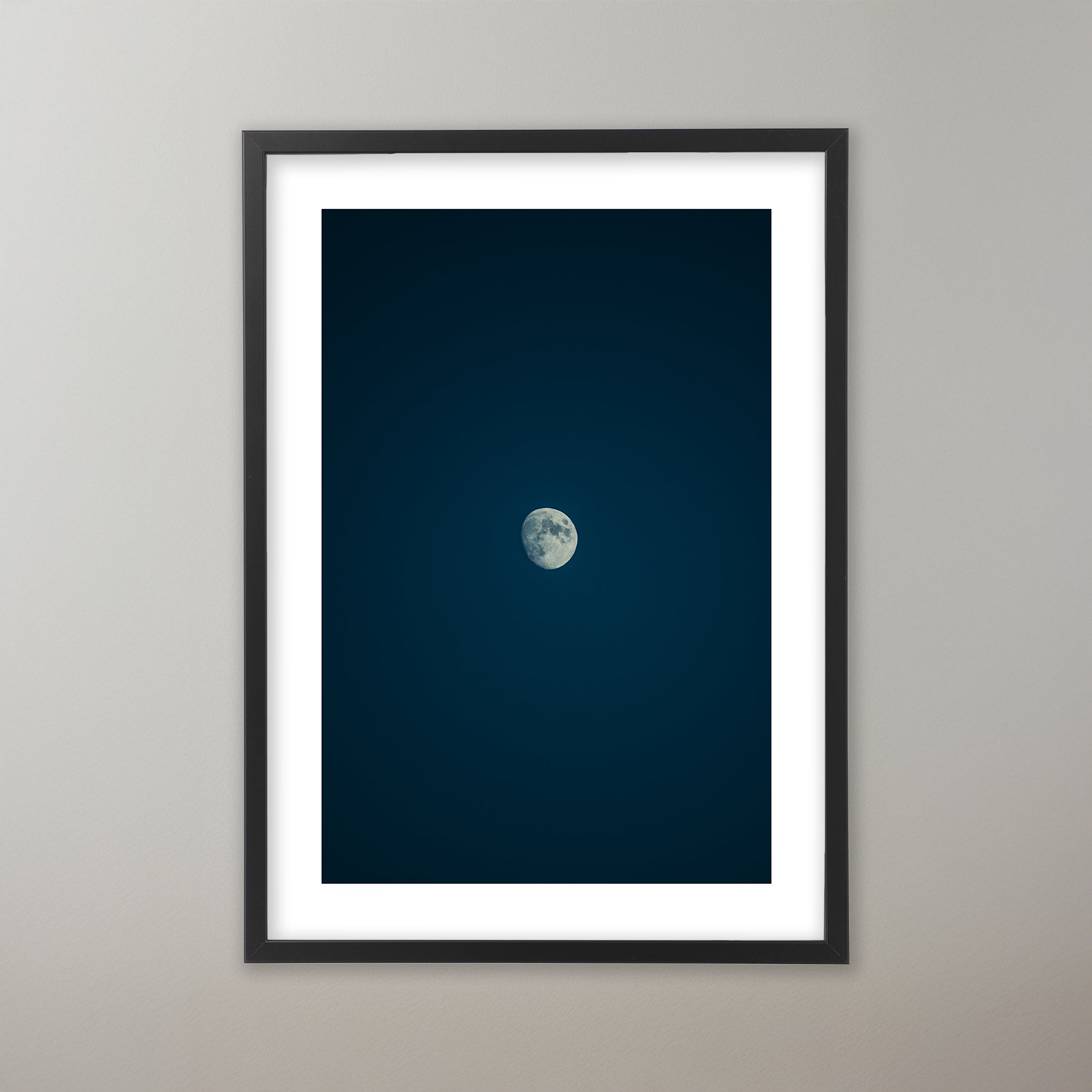 Månen på en mörkblå himmel. Poster i olika storlekar: 30x40 cm, 40x50 cm, 50x70-cm, 70x100 cm.