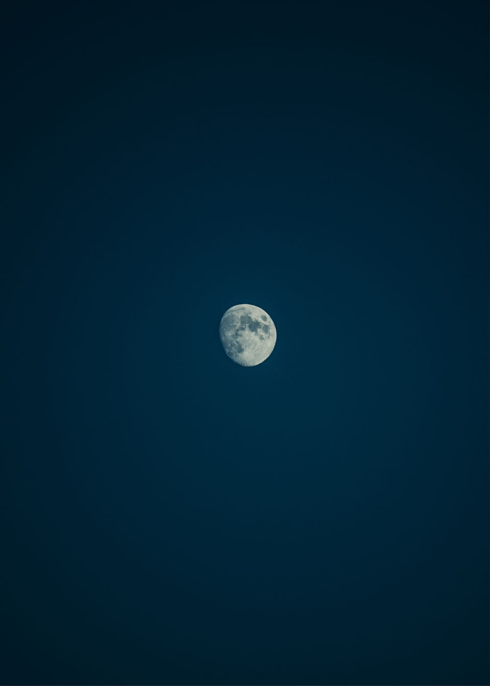 Måne på en mörkblå himmel. Poster i olika storlekar: 30x40 cm, 40x50 cm, 50x70-cm, 70x100 cm.