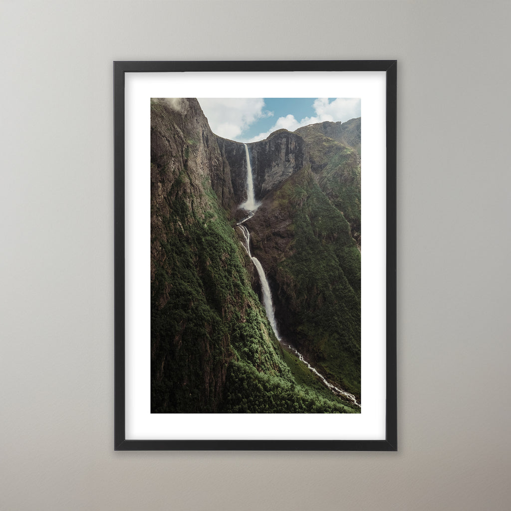 Dramatisk drönarbild över Mardalsfallet i Norge inbäddat i grönska. Poster i olika storlekar: 30x40 cm, 40x50 cm, 50x70-cm, 70x100 cm.