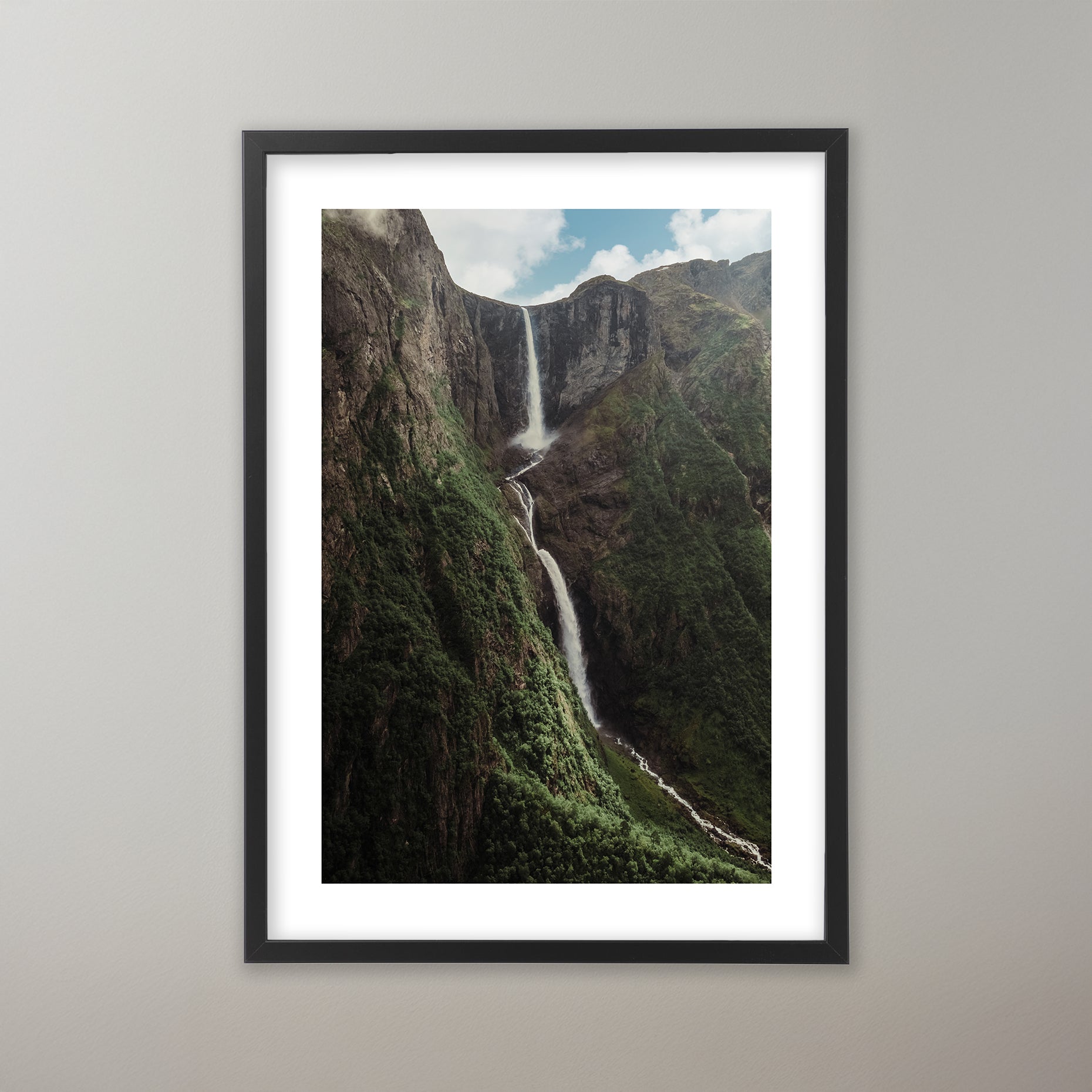 Dramatisk drönarbild över Mardalsfallet i Norge inbäddat i grönska. Poster i olika storlekar: 30x40 cm, 40x50 cm, 50x70-cm, 70x100 cm.