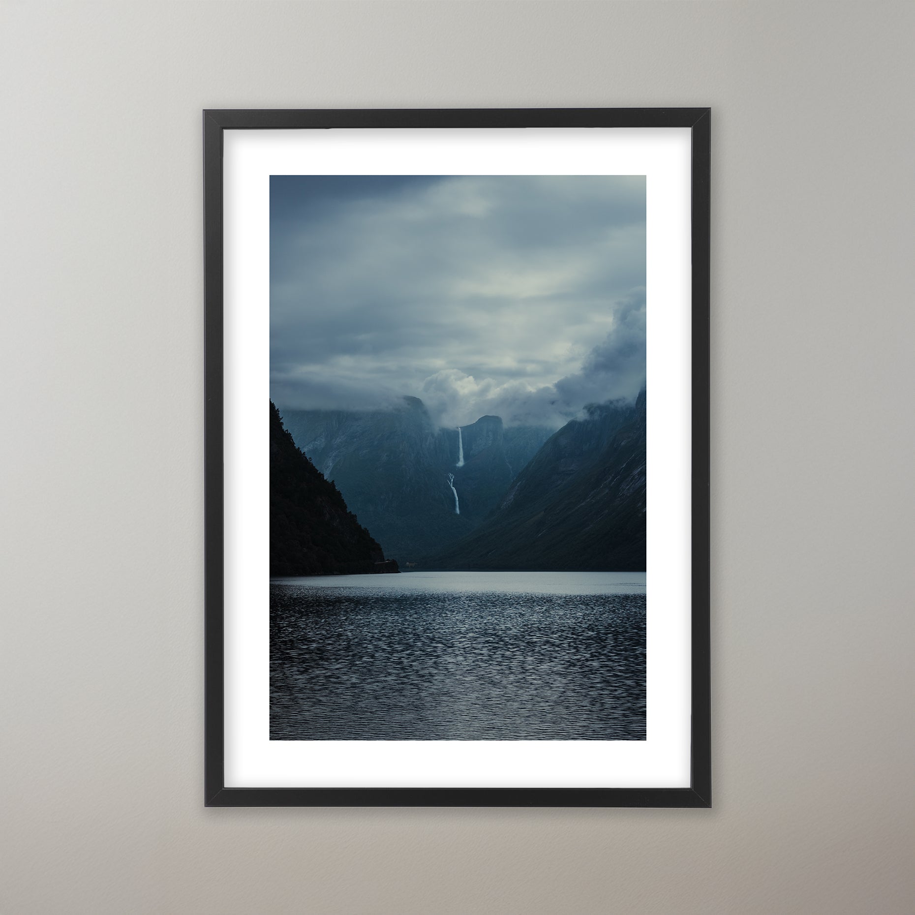Mardalsfallet, Norge, i dramatiskt molnigt väder. Poster i olika storlekar: 30x40 cm, 40x50 cm, 50x70-cm, 70x100 cm.