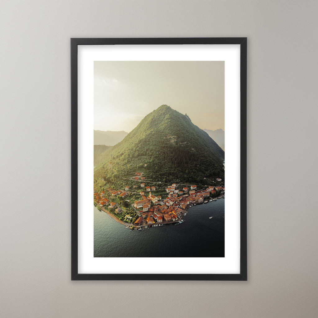 Vackra italienska Mone Isola i solljus. Poster i olika storlekar: 30x40 cm, 40x50 cm, 50x70-cm, 70x100 cm.