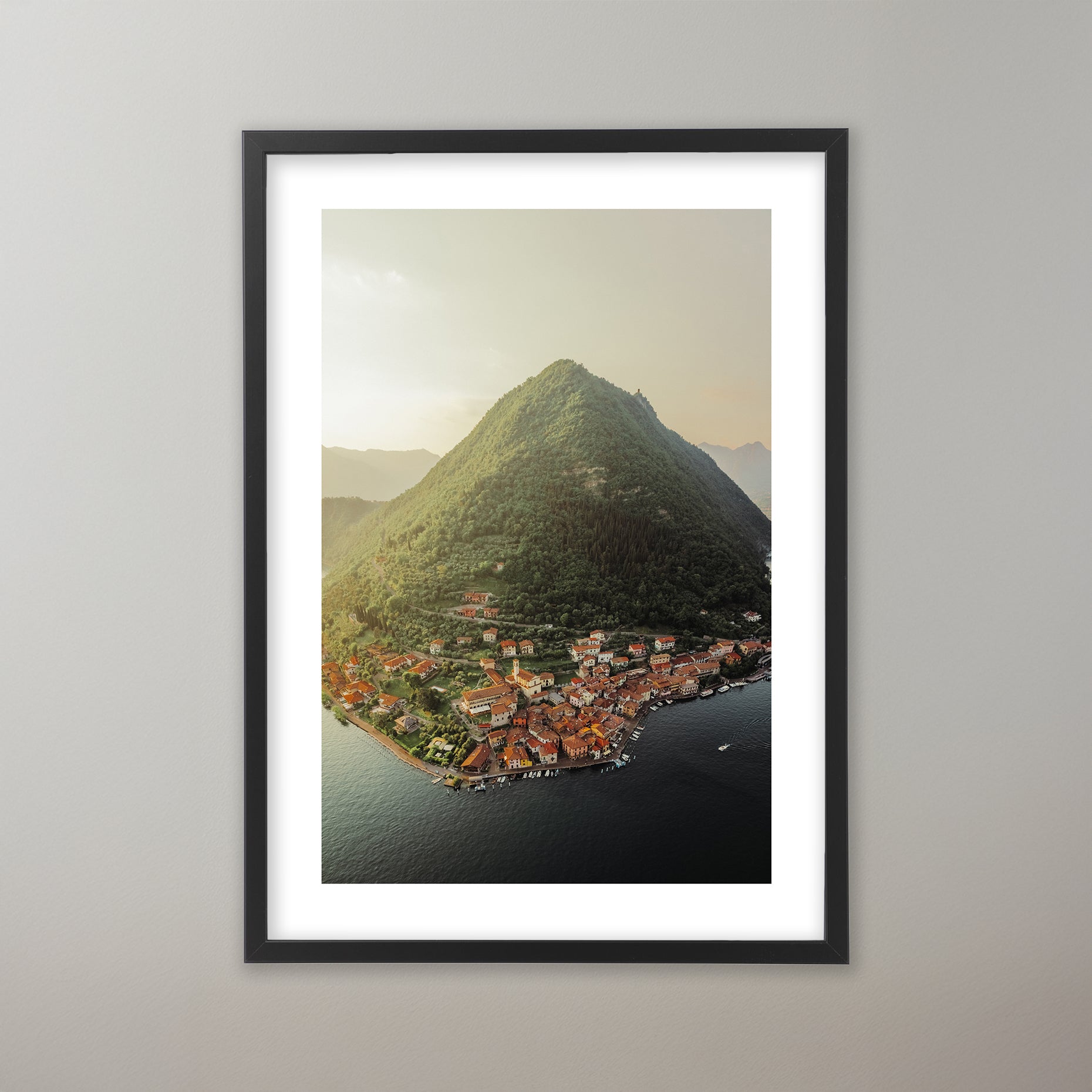 Vackra italienska Mone Isola i solljus. Poster i olika storlekar: 30x40 cm, 40x50 cm, 50x70-cm, 70x100 cm.