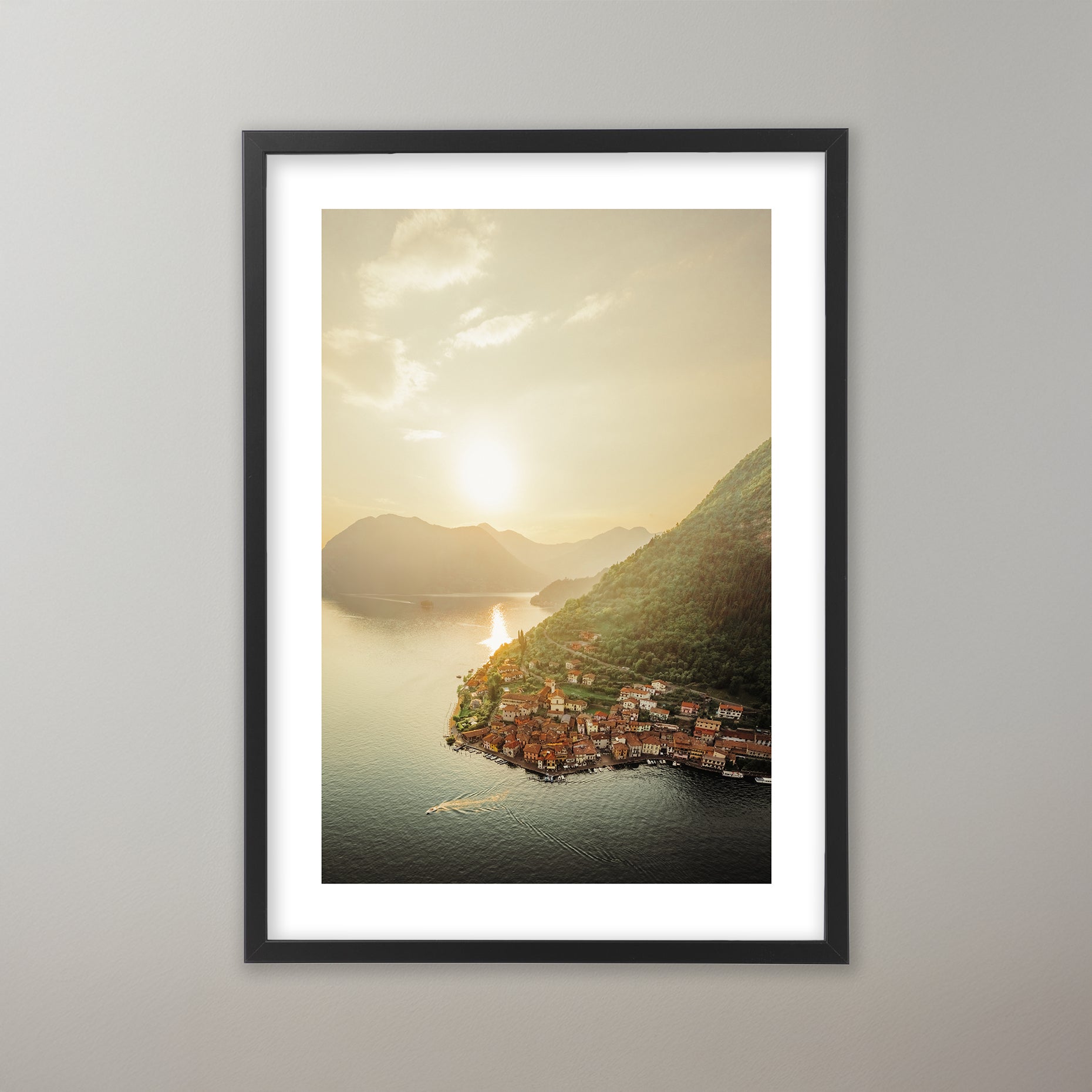 Vackra italienska Mone Isola i solljus vid havet. Poster i olika storlekar: 30x40 cm, 40x50 cm, 50x70-cm, 70x100 cm.
