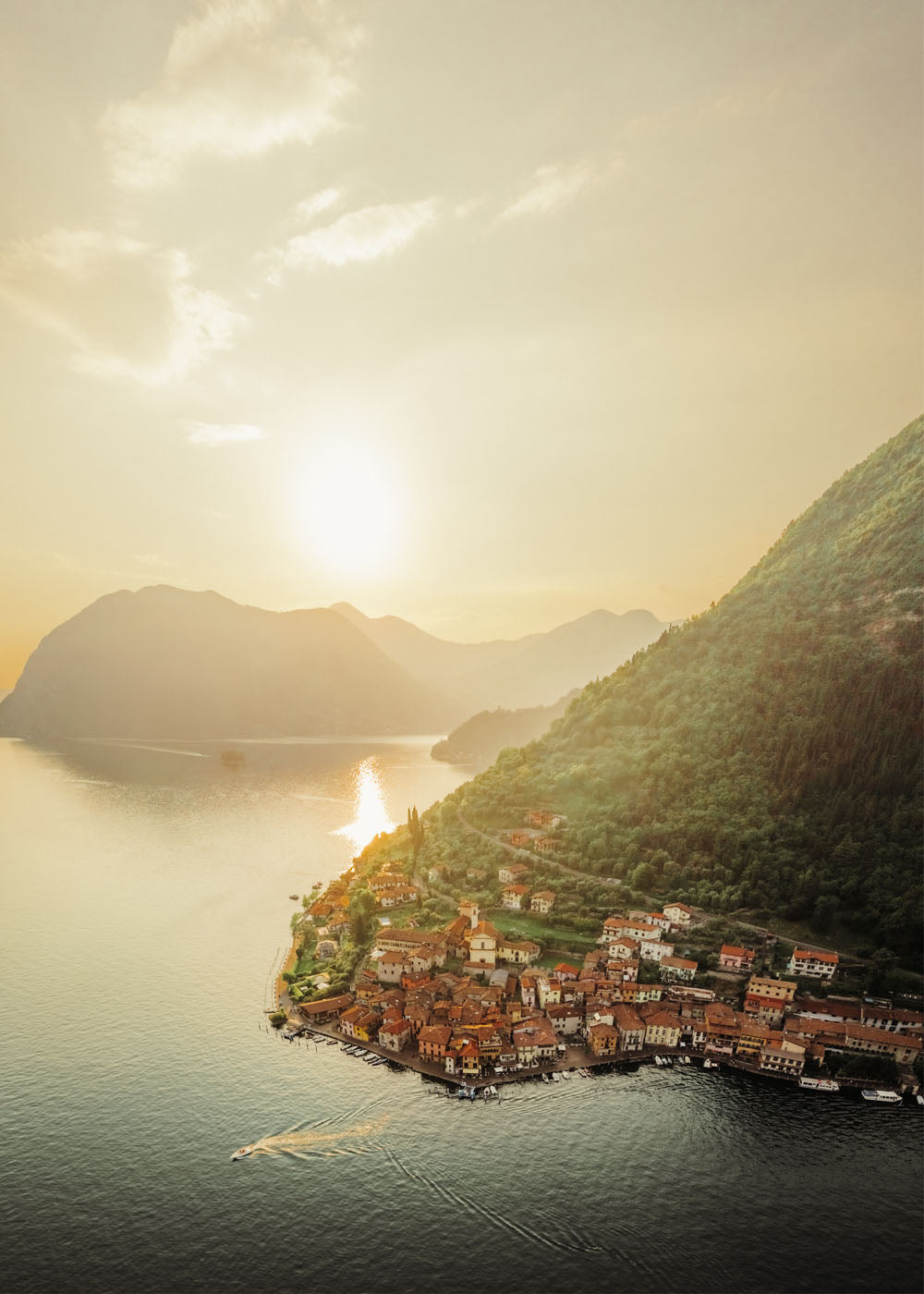 Vackra italienska Mone Isola i solljus vid havet. Poster i olika storlekar: 30x40 cm, 40x50 cm, 50x70-cm, 70x100 cm.