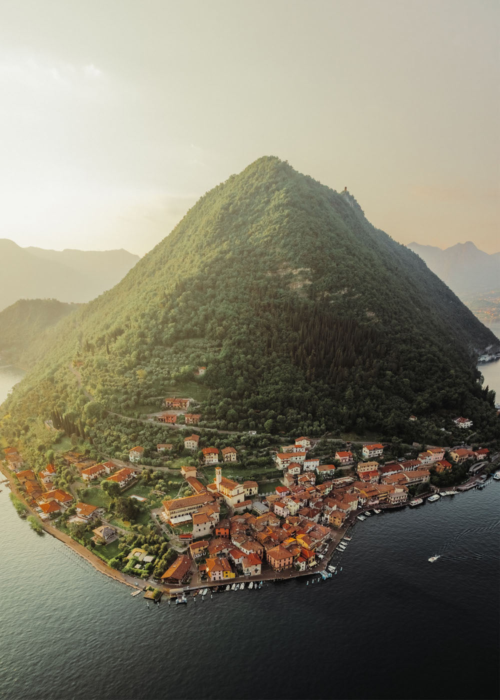 Vackra italienska Mone Isola i solljus. Poster i olika storlekar: 30x40 cm, 40x50 cm, 50x70-cm, 70x100 cm.