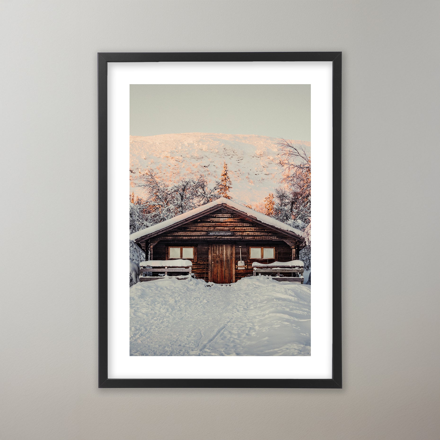 Nipfjällstugan i ett vinterlandskap. Poster i olika storlekar: 30x40 cm, 40x50 cm, 50x70-cm, 70x100 cm.