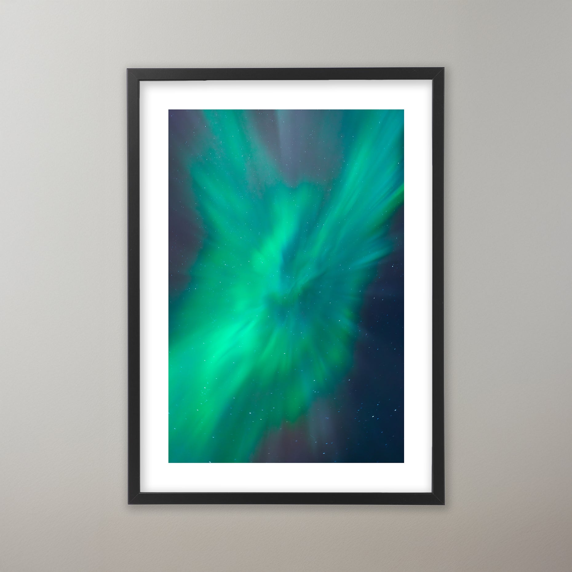 Skimrande grönt och violett norrsken över Grövelfjäll. Poster i olika storlekar: 30x40 cm, 40x50 cm, 50x70-cm, 70x100 cm.