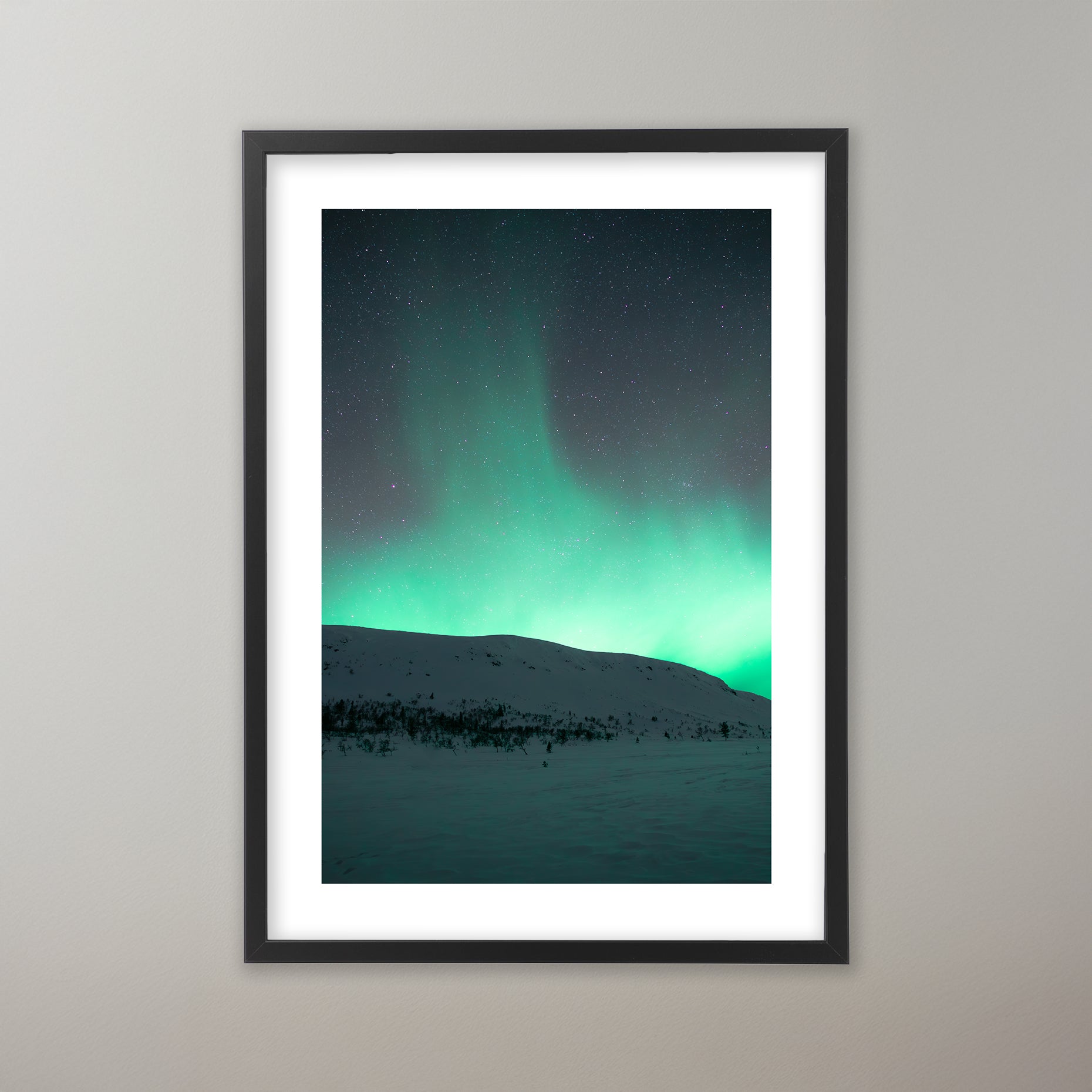 Grönskimrande norrsken över Nipfjället. Poster i olika storlekar: 30x40 cm, 40x50 cm, 50x70-cm, 70x100 cm.