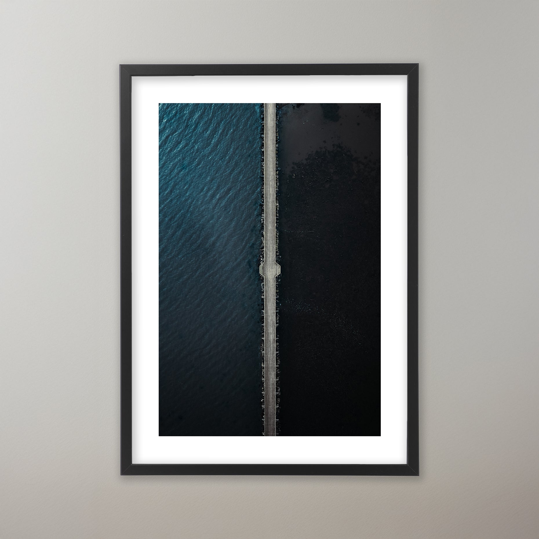 En väg som delar ett mörkblått hav. Poster i olika storlekar: 30x40 cm, 40x50 cm, 50x70-cm, 70x100 cm.