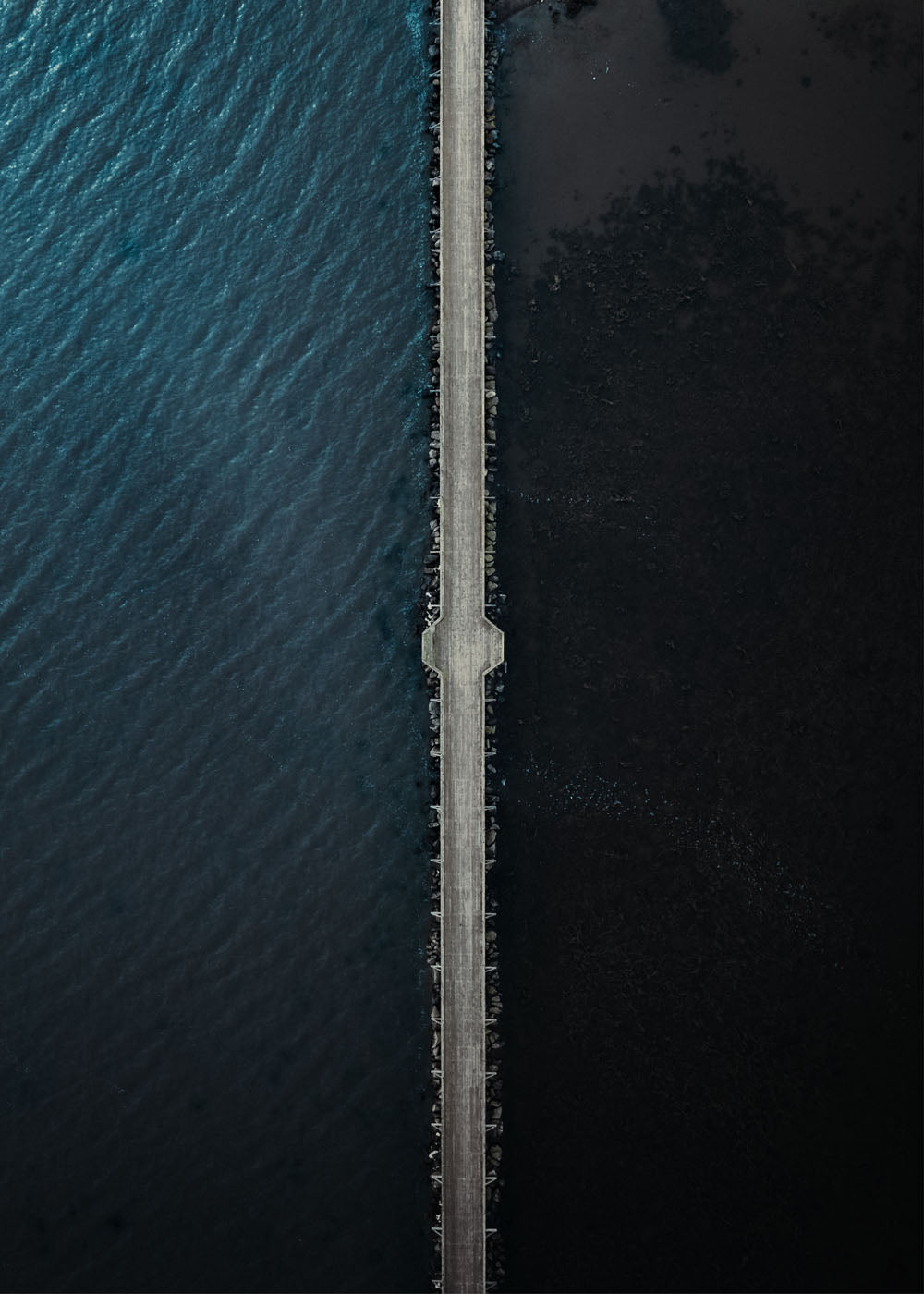En väg som delar ett mörkblått hav. Poster i olika storlekar: 30x40 cm, 40x50 cm, 50x70-cm, 70x100 cm.