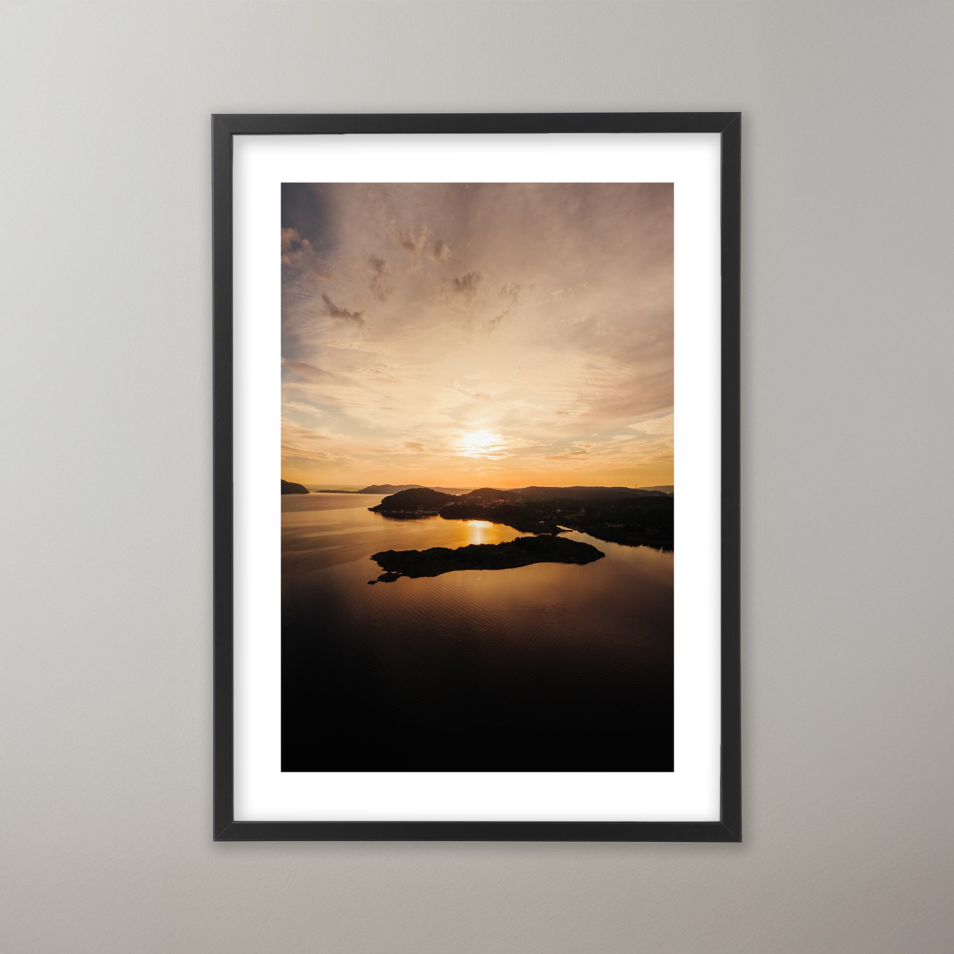 Gyllene soluppgång över västkusten Sverige. Poster i olika storlekar: 30x40 cm, 40x50 cm, 50x70-cm, 70x100 cm.