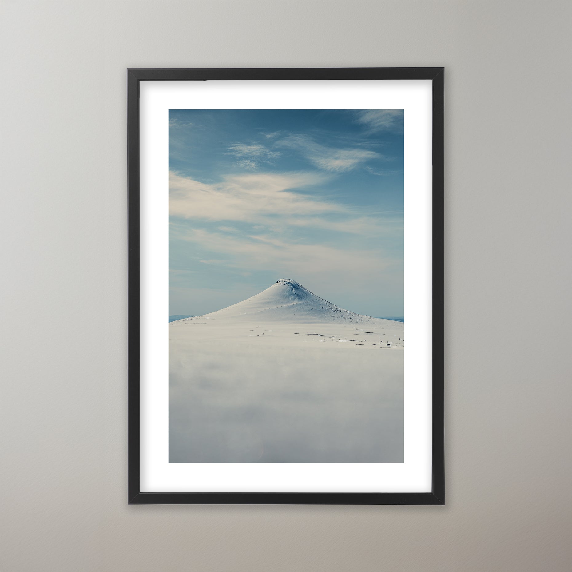 Städjan täckt i snö framför en ljusblå himmel. Poster i olika storlekar: 30x40 cm, 40x50 cm, 50x70-cm, 70x100 cm.