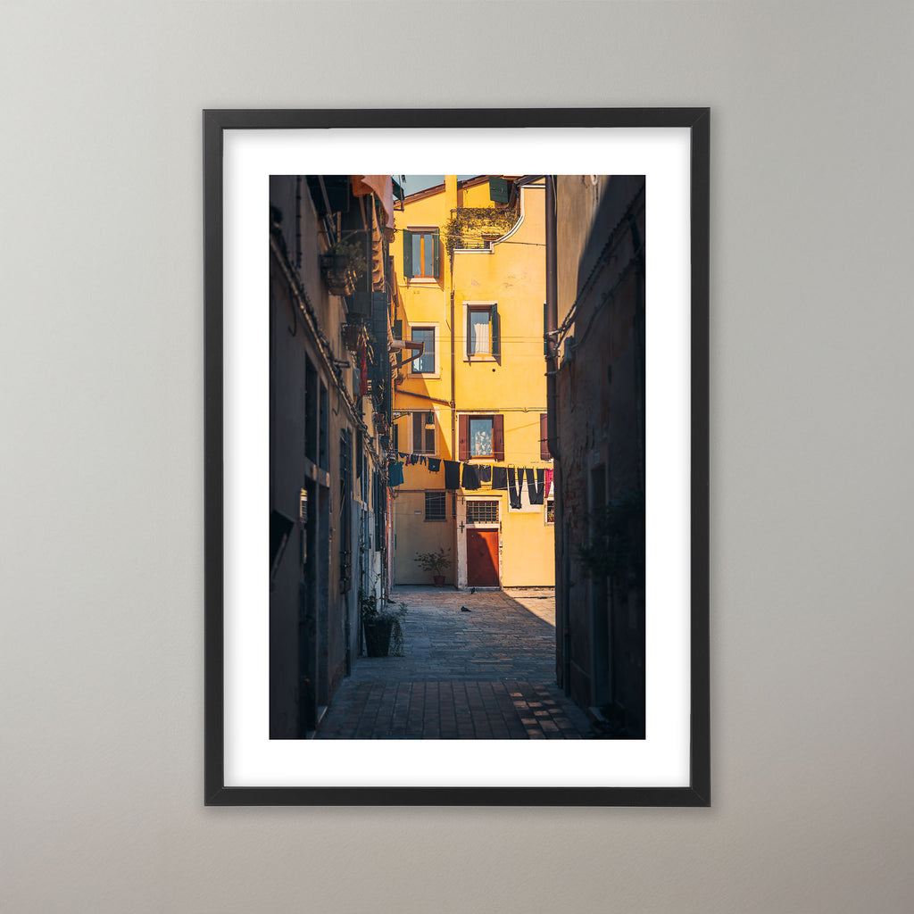 Pittoresk gränd i Venedig med färgglada byggnader och tvättlinor mellan husen. Poster i olika storlekar: 30x40 cm, 40x50 cm, 50x70-cm, 70x100 cm.