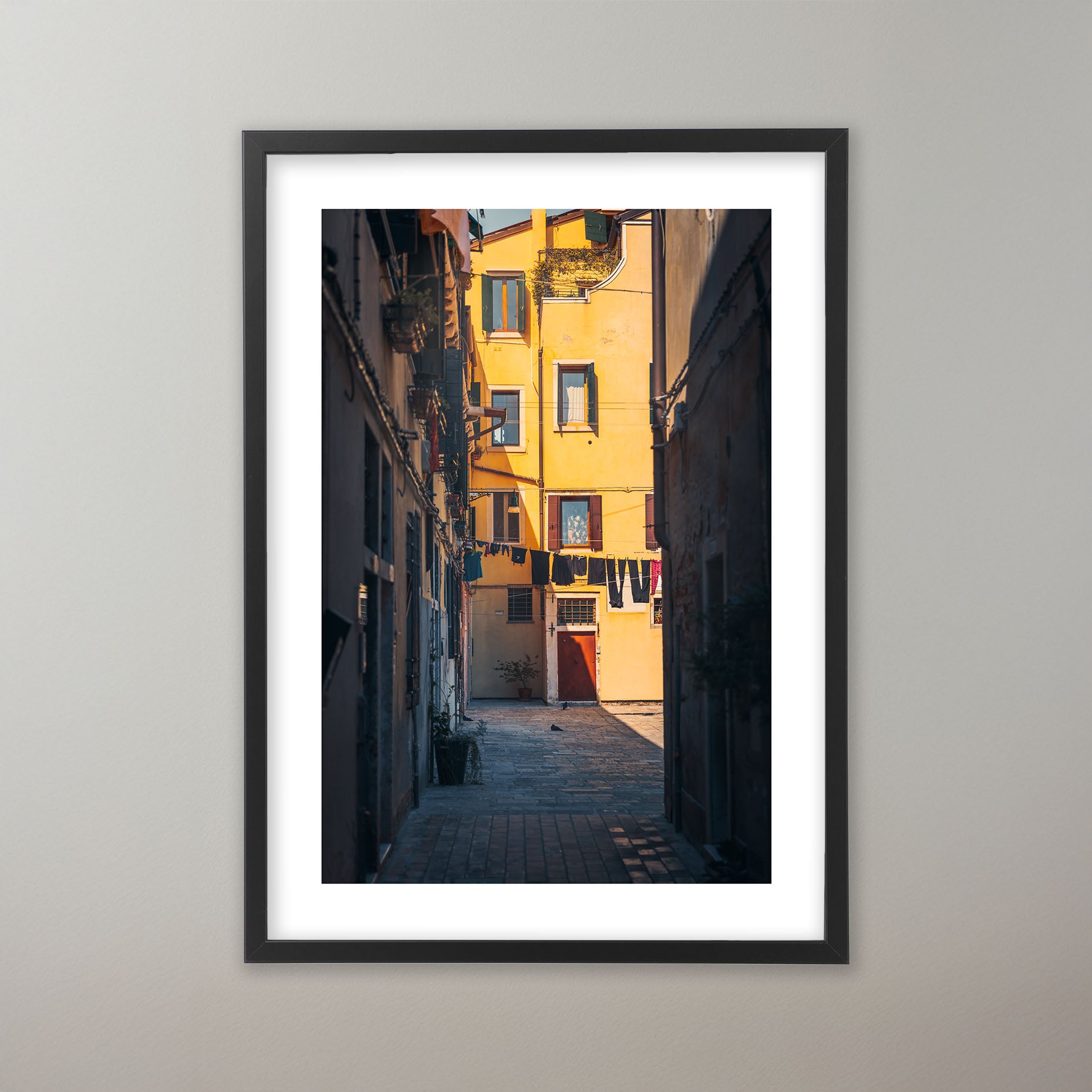 Pittoresk gränd i Venedig med färgglada byggnader och tvättlinor mellan husen. Poster i olika storlekar: 30x40 cm, 40x50 cm, 50x70-cm, 70x100 cm.
