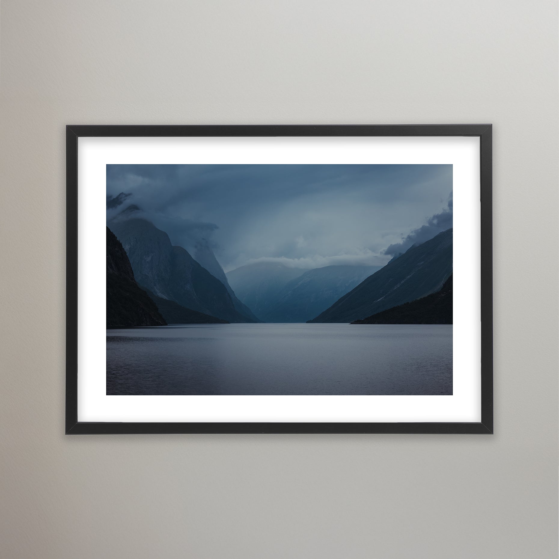 Blå dimmig fjord i Norge.Poster i olika storlekar: 30x40 cm, 40x50 cm, 50x70-cm, 70x100 cm.