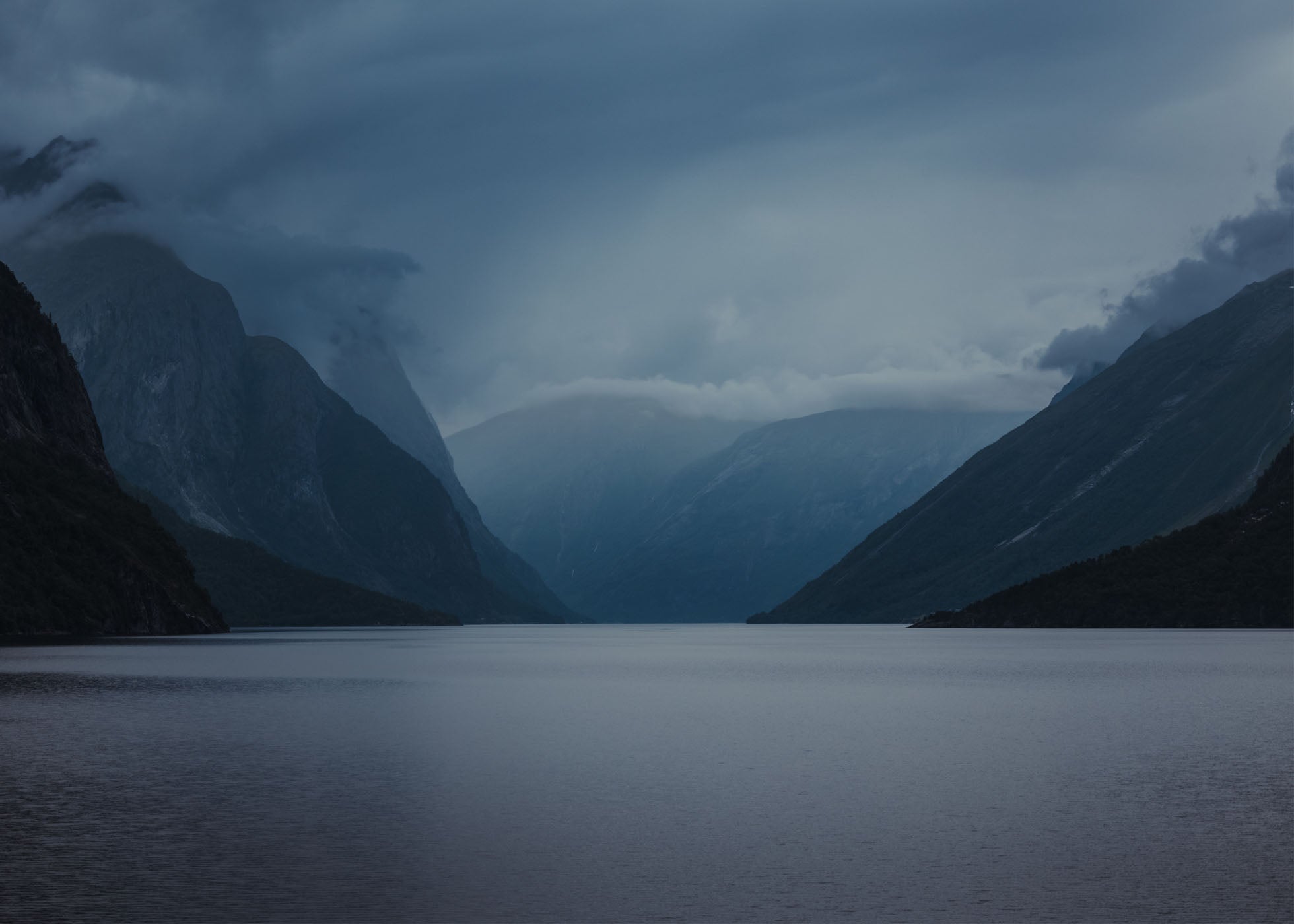 Blå dimmig fjord i Norge. Poster i olika storlekar: 30x40 cm, 40x50 cm, 50x70-cm, 70x100 cm.