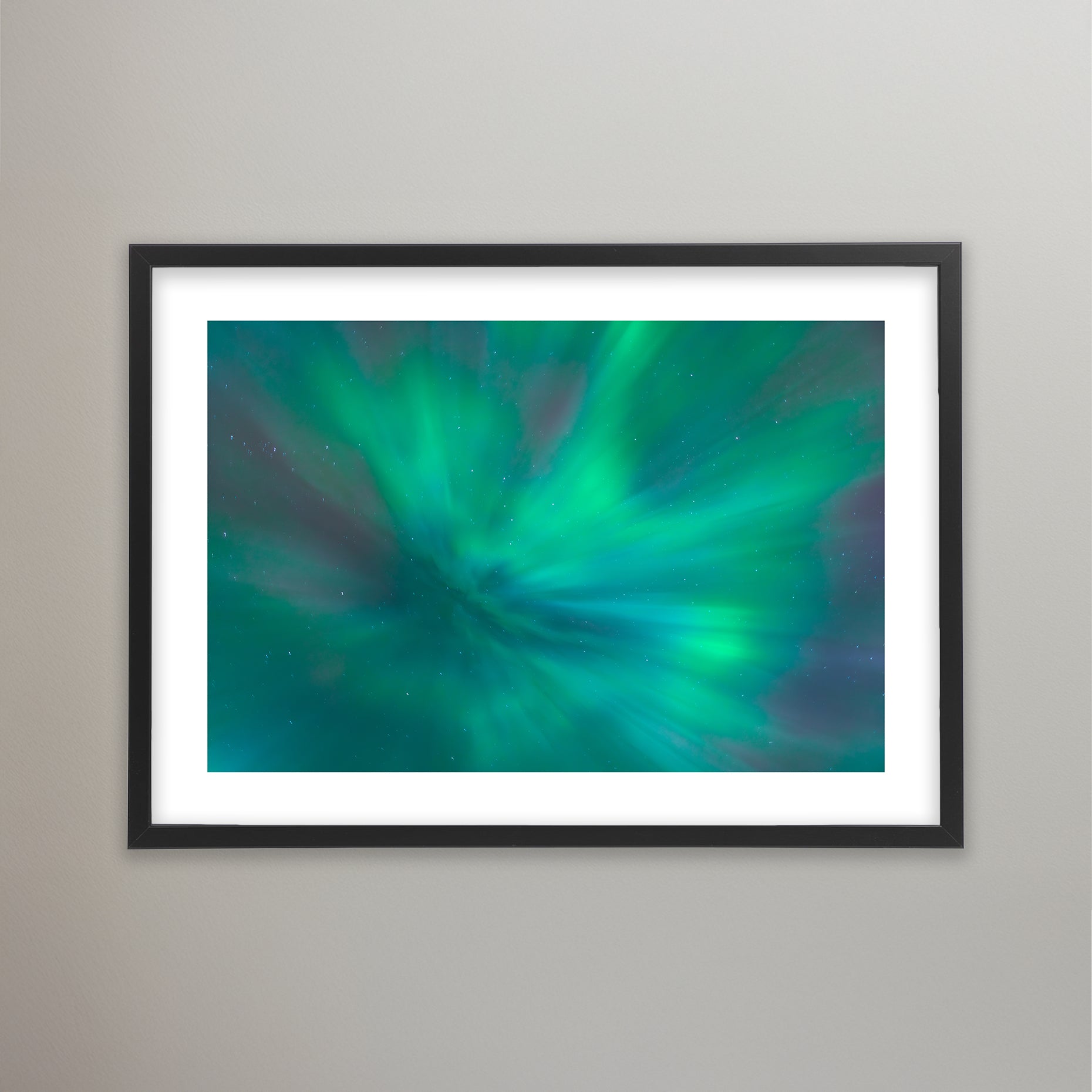 Smaragdgrönt norrsken lyser på himlen. Poster i olika storlekar: 30x40 cm, 40x50 cm, 50x70-cm, 70x100 cm.