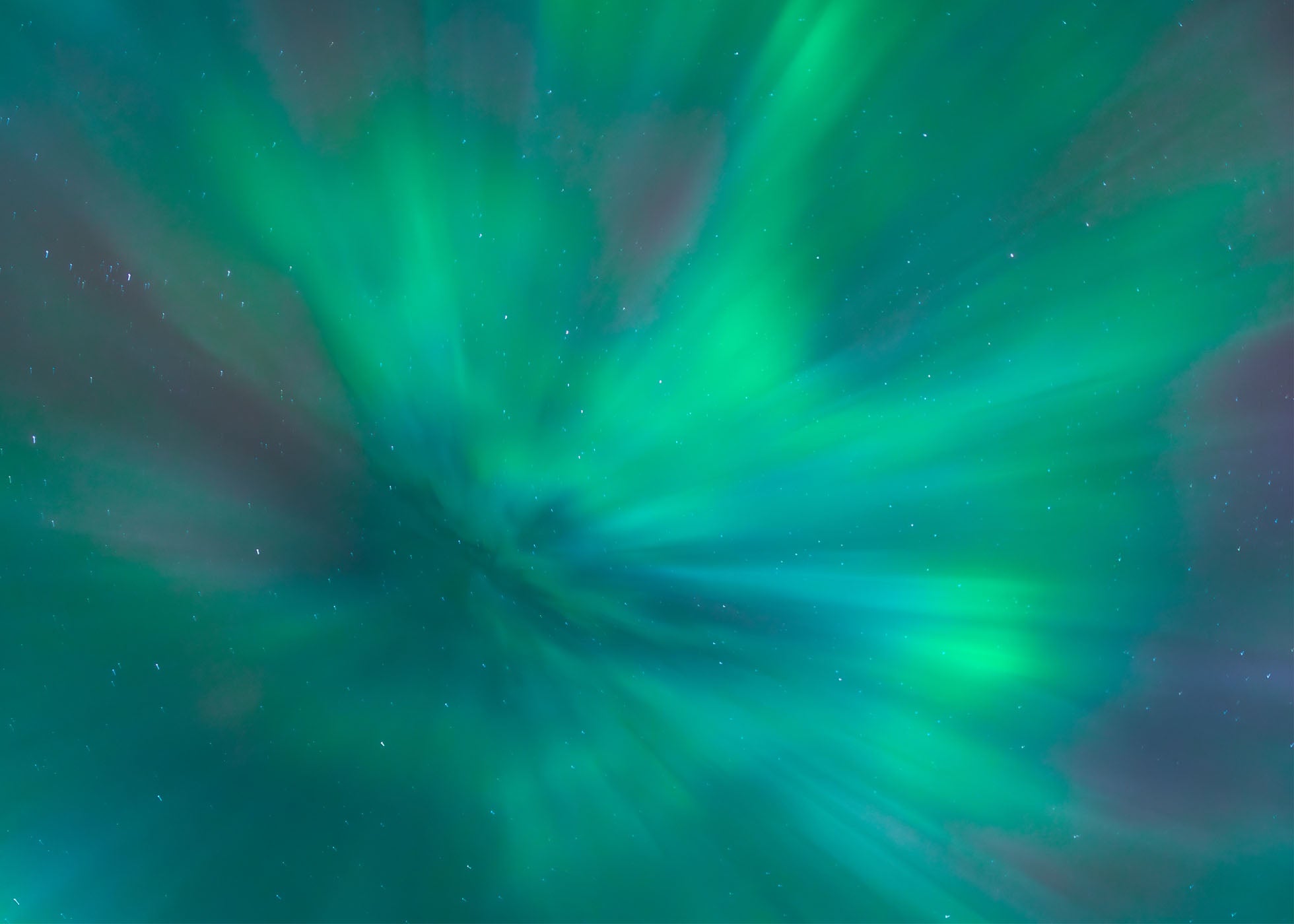 Smaragdgrönt norrsken lyser på himlen. Poster i olika storlekar: 30x40 cm, 40x50 cm, 50x70-cm, 70x100 cm.
