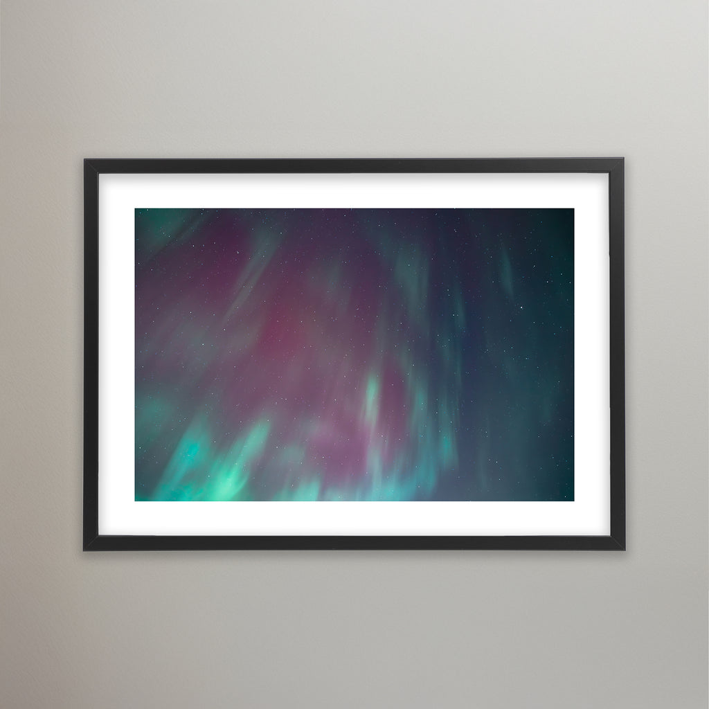 Smaragdgrönt och lila norrsken lyser på himlen. Poster i olika storlekar: 30x40 cm, 40x50 cm, 50x70-cm, 70x100 cm.