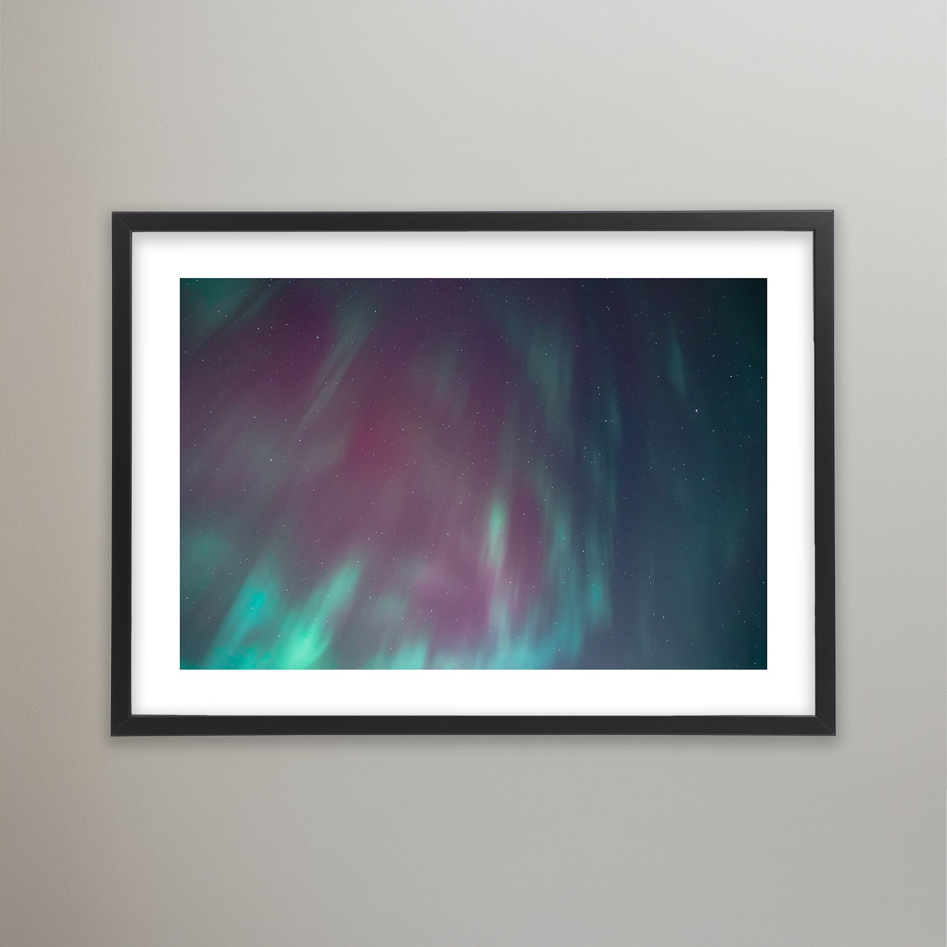 Smaragdgrönt och lila norrsken lyser på himlen. Poster i olika storlekar: 30x40 cm, 40x50 cm, 50x70-cm, 70x100 cm.